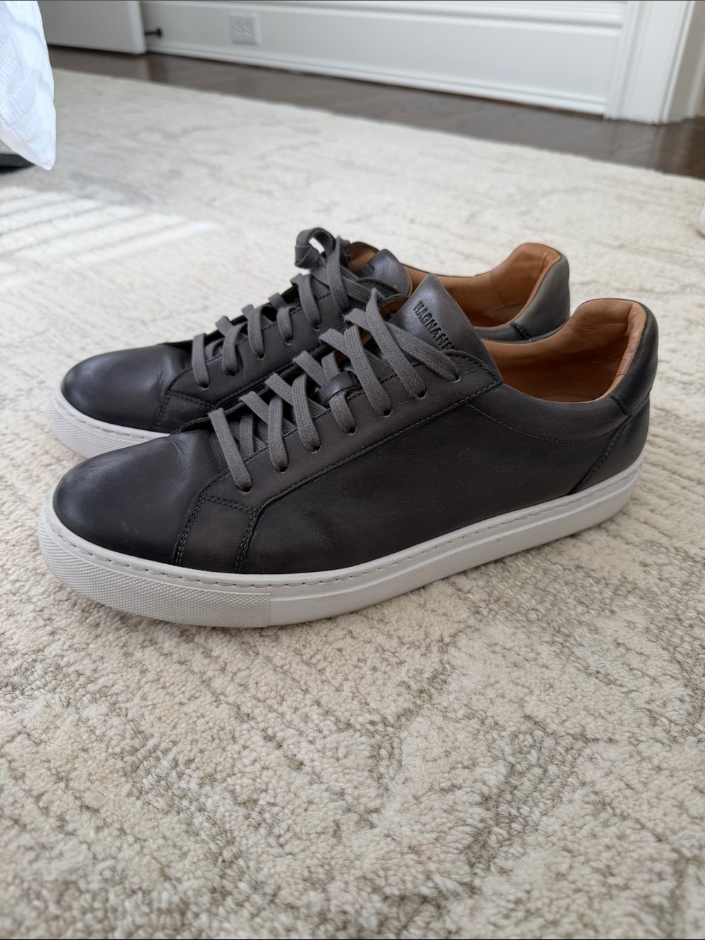 Magnanni Men's Brown / Black Leather Low-Top Sneakers with White Sole